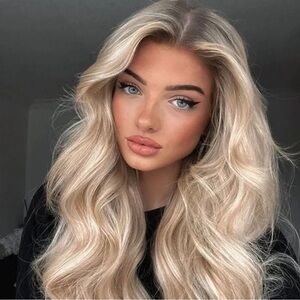 22” Beautiful Blonde Ombré Body Wavy  Lace Front Wig
